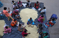 Volunteers pack rice to be distributed among poor people during a 21-day nationwide lockdown to slow the spreading of the coronavirus disease (COVID-19), at a residential area in Kolkata, India, April 2, 2020. 