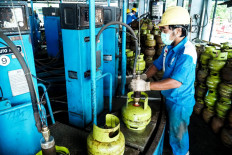 A Pertamina employee refills a 3 kilogram LPG canister in South Kalimantan on March 31, 2020. 