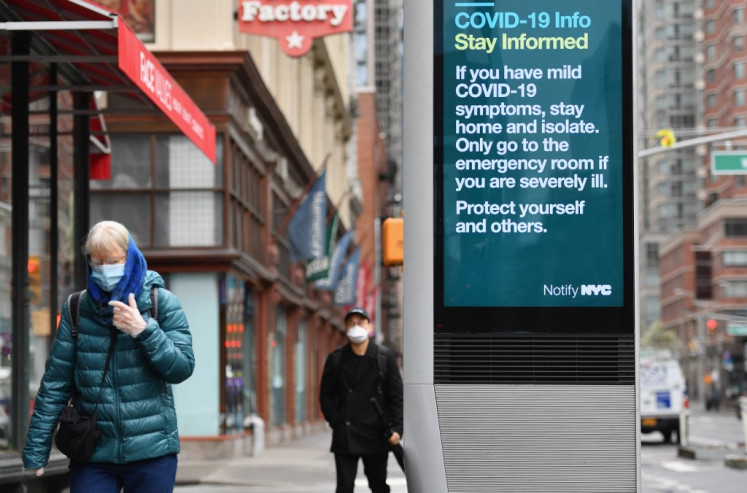 People wear face masks on April 03, 2020 in New York. - In New York, the epicenter of the US outbreak, Mayor Bill de Blasio urged residents to cover their faces when outside and Vice President Mike Pence said there would be a recommendation on the use of masks by the general public in the next few days. 