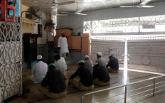 'God is with us': Many Muslims in Pakistan flout the coronavirus ban in mosques