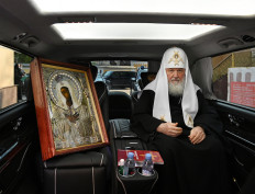Russian church leader tours Moscow with holy icon to halt coronavirus