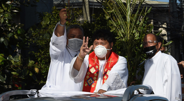 Drive-by blessings in virus-hit Philippines