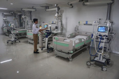 A medical worker prepares the isolation room of Bung Karno Regional Hospital in Surakarta, Central Java, on March 27. 2020. The hospital has dedicated its four isolation rooms for COVID-19 patients. Antara/Mohammad Ayudha 