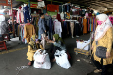 Tanah Abang Market packed with traders ahead of Idul Fitri despite virus fears