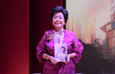 Woman of God: Cosmetic dermatologist and businesswoman Retno Iswari Tranggono poses during the launch of her latest biography, 'Spread the Love: Kilau Mutiara di Ujung Senja' (Pearl’s Luster at the Tip of Twilight), at the National Library in Jakarta. 