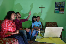 Online mass is but a spectacle