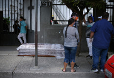 Police collect nearly 800 bodies from Ecuador's virus epicenter