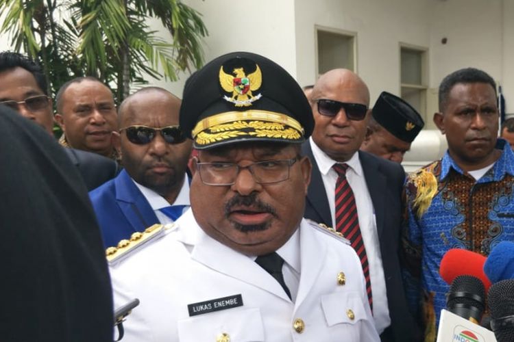 Gubernur Papua diberhentikan karena dicurigai melakukan pencucian uang – Sab, 15 April 2023