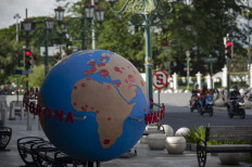 A globe installed at Yogayakarta’s zero kilometer area shows the spread of COVID-19 across the world. JP/Arnold Simanjuntak
