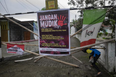 A banner on a closed street near Jl. Palagan Tentara Pelajar, Sleman, calls on migrants not to come home. JP/ Arnold Simanjuntak
