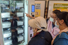 Coronavirus: Taipei unveils vending machines for surgical masks