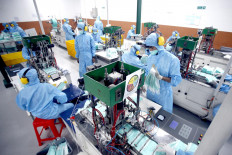 Workers make medical masks at PT Multi One Plus's factory in Gunung Putri, Bogor, West Java, on Wednesday (15/4/2020). The factory produces 250,000 masks each day.