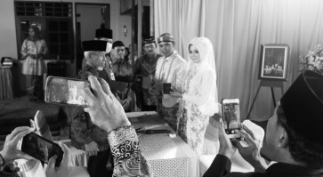 Couple livestream wedding ceremony amid virus outbreak