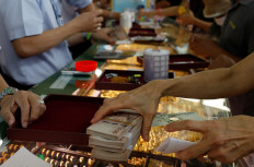 Gold hits new high, equities struggle on virus fears