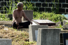 Sun worshippers: Indonesians soak up the rays to battle virus