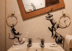 Bathroom Banksy: Street-artist stays home for new lockdown work