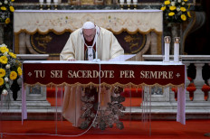 Pope to politicians: To fight coronavirus, put country before party