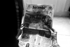 Hayatul’s mother reads news about the quarantine of Indonesian returnees in Natuna, Riau Islands. JP/Raudhatul Jumala
