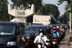 Motorists are stuck in traffic as they pass a construction project on Jl. Lenteng Agung in South Jakarta on Monday,