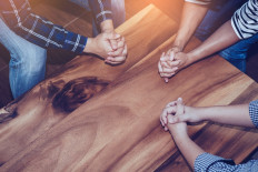 Local figures in Bekasi disperse family conducting Sunday service at home