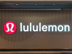 Canadian exercise apparel brand Lululemon issued statements apologizing for, and distancing itself from, a T-shirt design promoted by one of its art directors that triggered outrage and accusations of racism online.