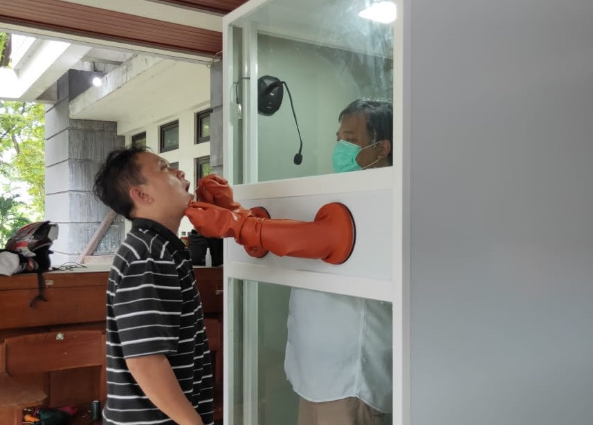 Ugm Lecturer Creates Swab Chamber To Improve Safety Of Covid 19 Testing Health The Jakarta Post