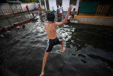 A boy jumps into the pool at Pathok Negoro Mosque in Sleman regency, Yogyakarta. JP/Boy T Harjanto