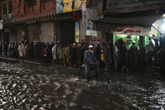 Pakistanis flock to markets and mosques as Ramadan starts