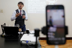 Web over virus: Taiwan sommelier takes wine tasting online