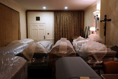 US tops 90,000 coronavirus deaths, 1.5 million cases