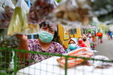 In Greater Jakarta, vegetable vendors see more customers during pandemic