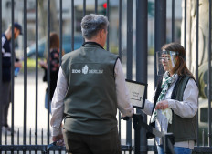 Germans urged to stay home as coronavirus infection rate edges up