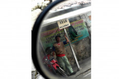 M. Rosyid, an ojek driver, awaits customers at an ojek station in Kemandoran, South Jakarta. Multi-service platforms have disabled their ojek service, prompting some online ojek drivers to seek passengers at ojek stations. JP/Sutrisno Jambul