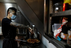 Hawker Jason Chua cooks in his stall at Hong Lim Market & Food Centre, amid the coronavirus disease (COVID-19) outbreak in Singapore on April 27, 2020.