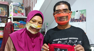 Transparent solution: Deaf tailors make clear masks for hearing impaired
