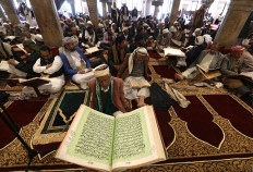 People recite the Quran during the holy month of Ramadan amid concerns of the spread of the coronavirus disease (COVID-19), at the grand mosque in Sanaa, Yemen May 1, 2020. 