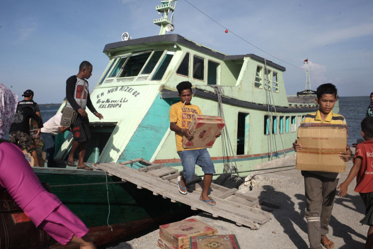 Exploring Wakatobi in wooden boat 