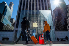 Apple to reopen about 100 US stores, most with curbside pickup
