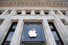 Apple becomes 1st US company to hit $2 trillion in market value