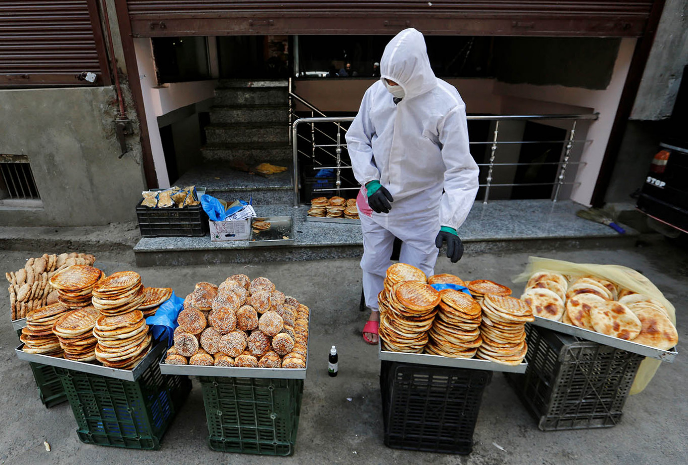 A baker selling traditional Kashmiri bread waits for customers outside his shop during a lockdown to slow the spreading of COVID-19, in Srinagar, May 5, 2020.Indian-administered Kashmir on Wednesday imposed a strict lockdown for a week as authorities warned of rising coronavirus cases, one day after cancelling a major annual Hindu pilgrimage.