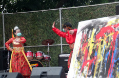 Dancers Hardanti (left) and Dafa perform on the Kahanan Stage at Central Java Governor Ganjar Pranowo's official residence in Semarang on May 3. 