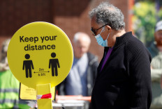 A man wearing a protective face mask queues at a B & Q store in Liverpool, following the outbreak of the coronavirus disease (COVID-19), Liverpool, Britain, May 6, 2020. 
