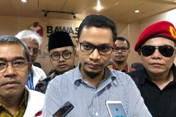 National Mandate Party (PAN) politician Hanafi Rais (center), son of party patron Amien Rais, has tendered his resignation as chairman of the party faction in the House of Representatives and as a lawmaker.