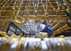 Gold hits record high on haven demand as markets rally sputters
