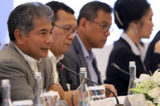 Good news: State-owned lender PT Bank Rakyat Indonesia (BRI) President Director Sunarso (left) explains that the US$1 billion foreign loan secured by BRI amid global economic uncertainty signifies a high level of trust in Indonesia and BRI among foreign investors.