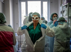 Russian medics ask where Putin's virus bonuses went