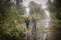 Typhoon forces 140,000 away from homes in virus-hit Philippines