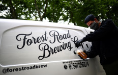 London 'pub-on-wheels' pulls pints on people's doorsteps