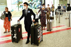 Singapore Airlines flight crew arrive at Sydney's international airport on March 16, 2020. 
