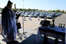 French faithful flash car hazard lights for communion at post-lockdown mass